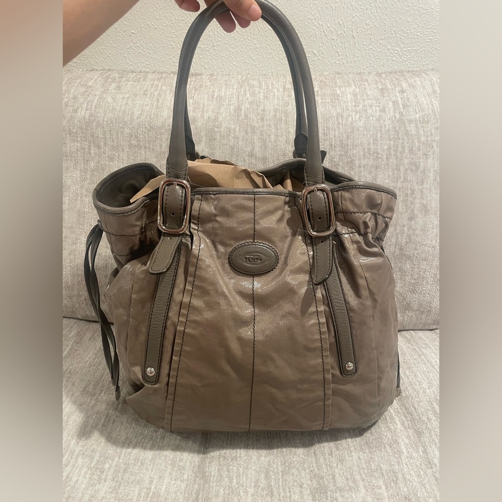 TOD’S QUIET LUX BUCKET BAG